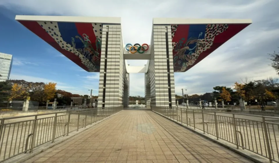 Seoul Olympic Park guide for foreigners — World Peace Gate with autumn foliage