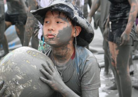 Boryeong Mud Festival foreigner guide — Mud Mob Sin show and color mud painting