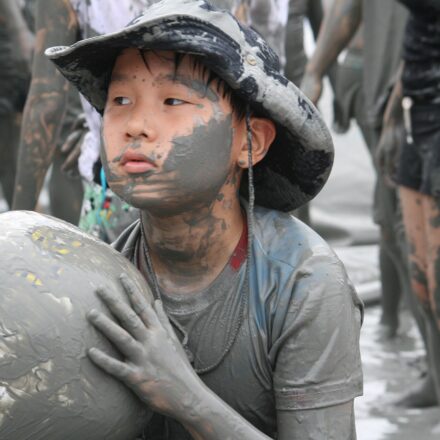 Boryeong Mud Festival foreigner guide — Mud Mob Sin show and color mud painting