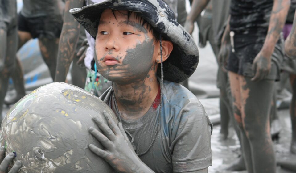 Boryeong Mud Festival foreigner guide — Mud Mob Sin show and color mud painting