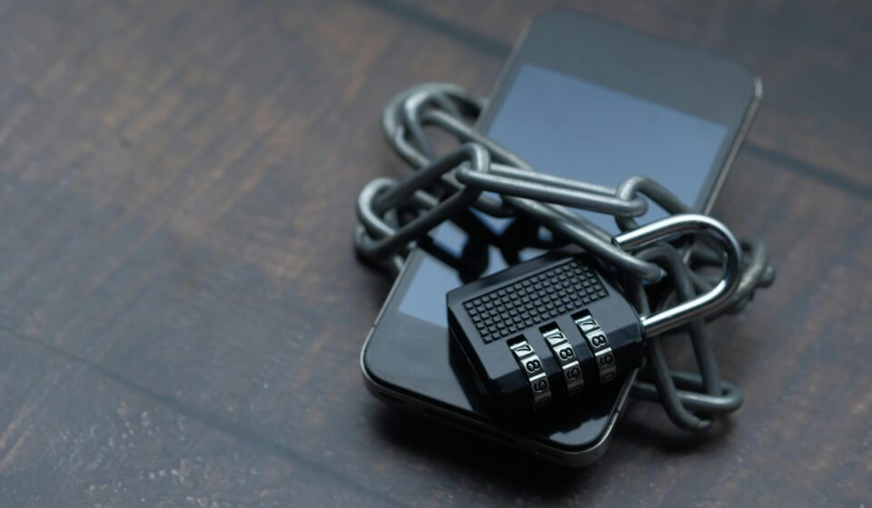 Foreigner privacy protection — smartphone padlock data security