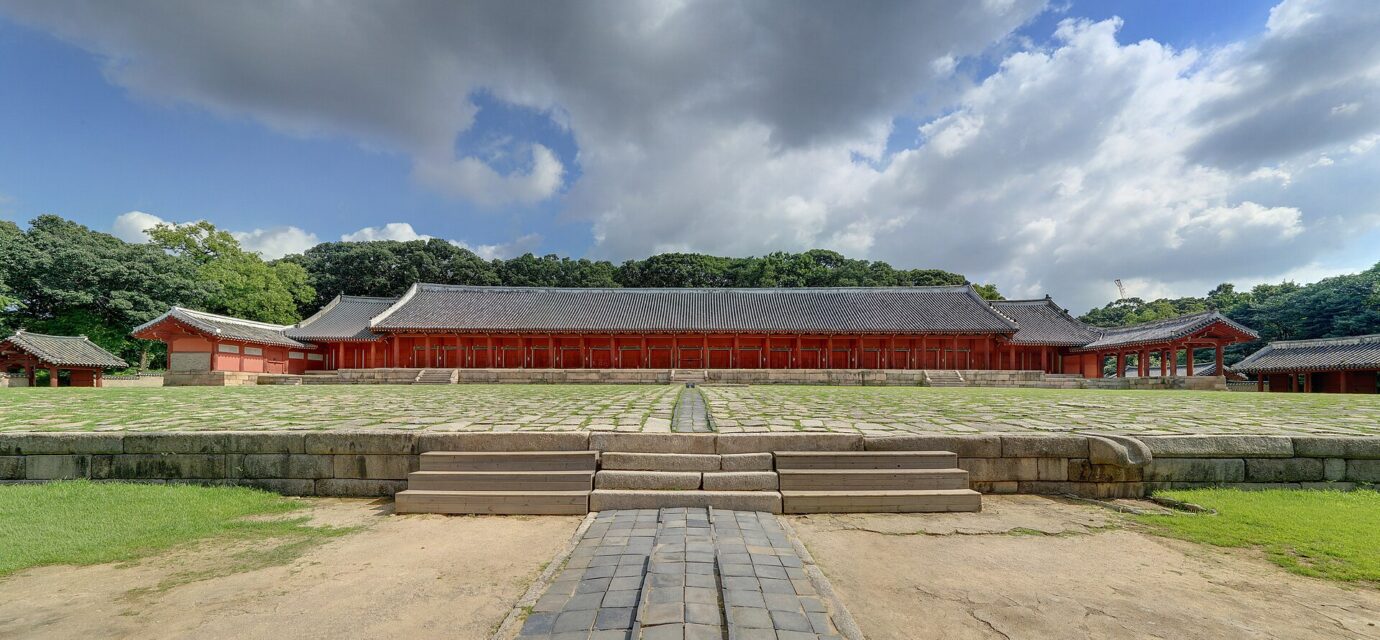 Jongmyo Changgyeonggung 1-day course featured image — Jongmyo Jeongjeon shrine in summer