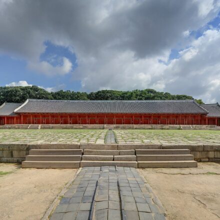 Jongmyo Changgyeonggung 1-day course featured image — Jongmyo Jeongjeon shrine in summer