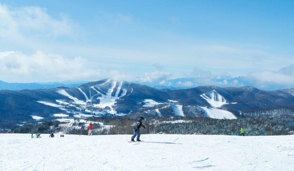 Gangwon leisure sports Pyeongchang ski resort slope snowboarder