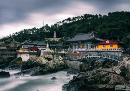 Visit Haedong Yonggungsa Busan seaside temple cliff scenery
