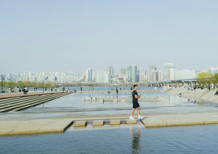 Han River picnic spots — Yeouido, Banpo, Ttukseom Hangang Parks lawn picnic scene
