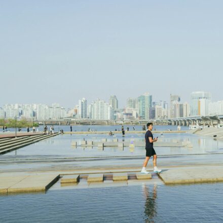 Han River picnic spots — Yeouido, Banpo, Ttukseom Hangang Parks lawn picnic scene