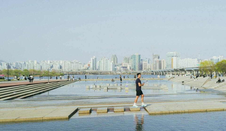 Han River picnic spots — Yeouido, Banpo, Ttukseom Hangang Parks lawn picnic scene