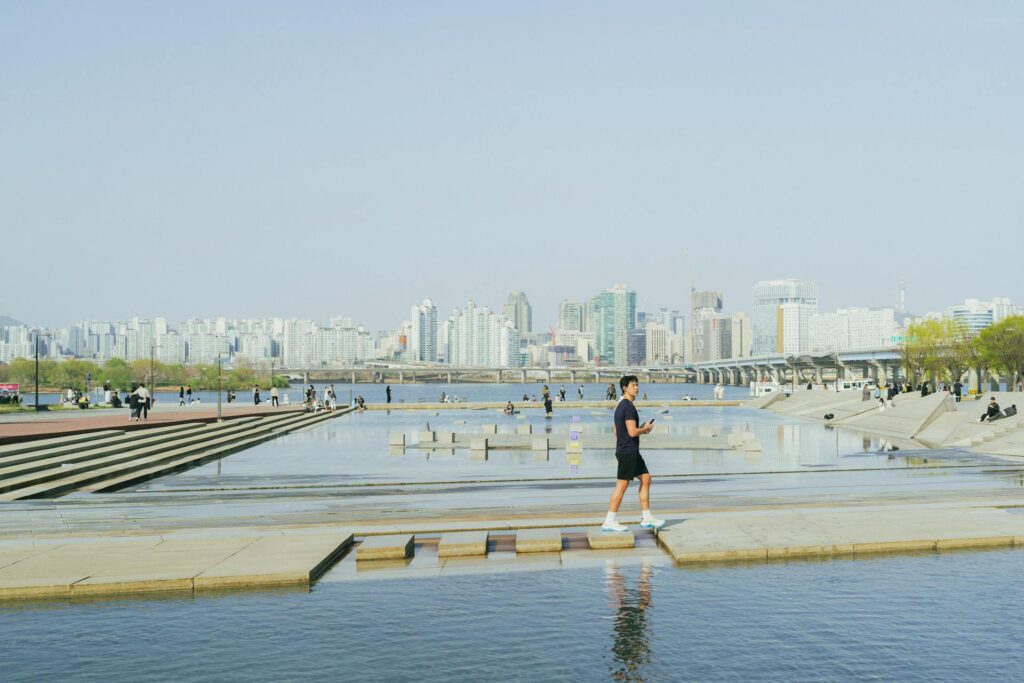 Han River picnic spots — Yeouido, Banpo, Ttukseom Hangang Parks lawn picnic scene with people