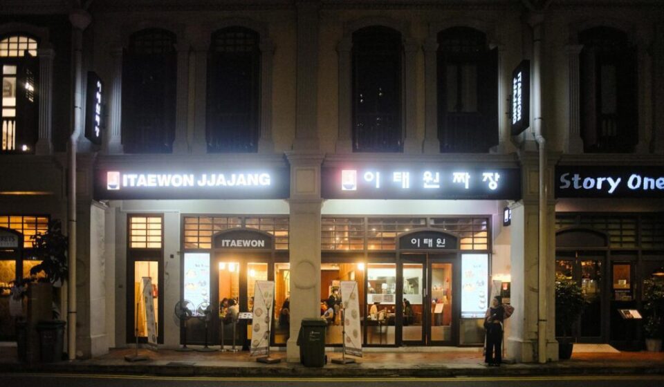 Itaewon Haebangchon course - night view of Itaewon backstreets
