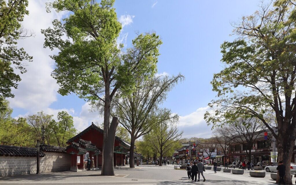 Jeonju Gyeonggijeon Hyanggyo walk — main hall exterior of the royal portrait shrine