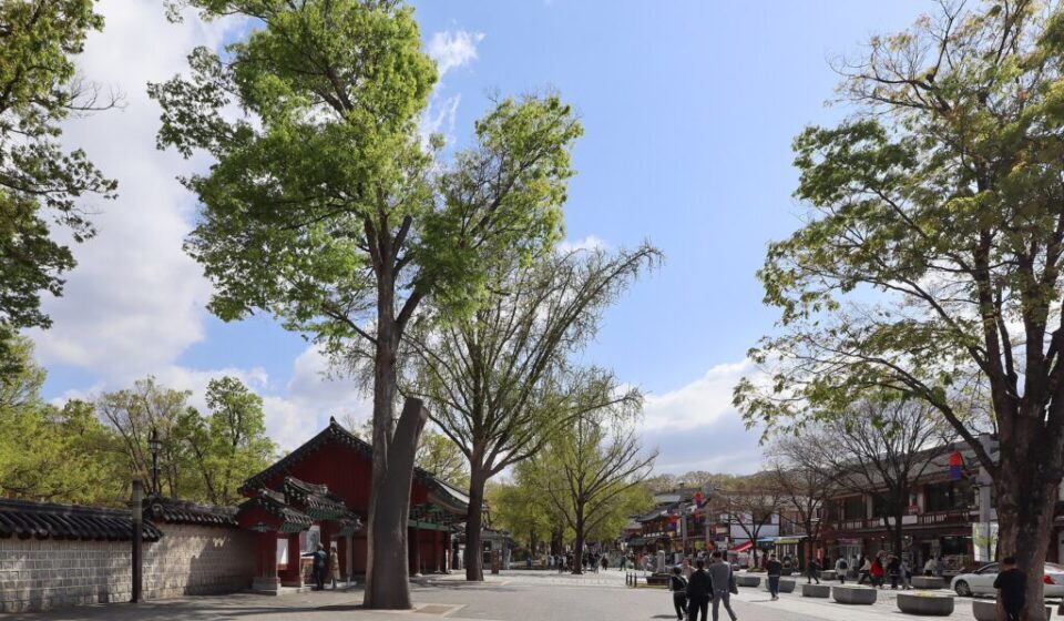 Jeonju Gyeonggijeon Hyanggyo walk — main hall exterior of the royal portrait shrine