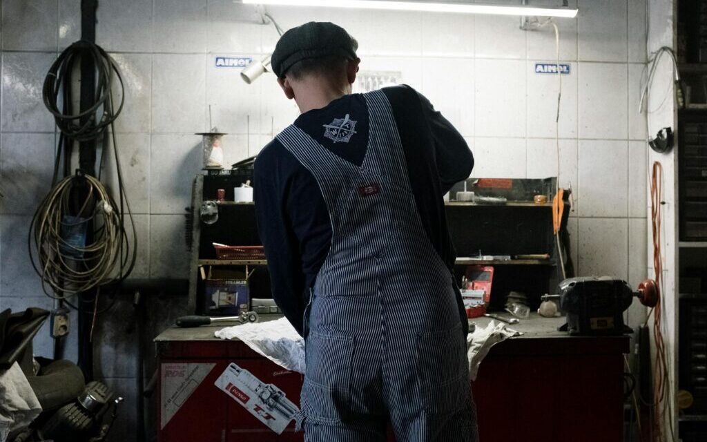 Used car inspection checklist - mechanic checking engine oil at a Korean auto repair shop