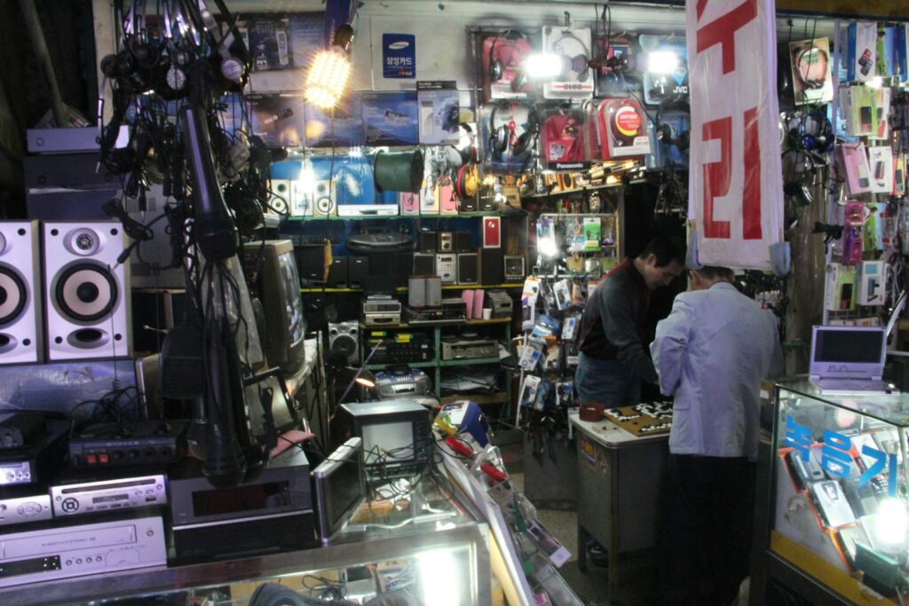 Yongsan Hangang walk — Yongsan electronics market