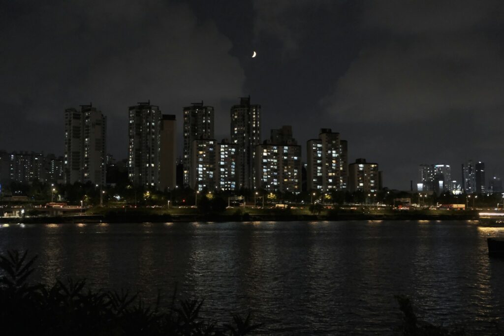 Yongsan Hangang walk — Nodeul Island bridge view