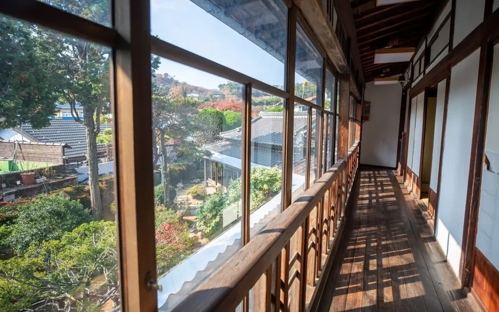 Gunsan Modern History Street: Sinheung-dong Japanese-style house (Hirotsu) garden and traditional roof