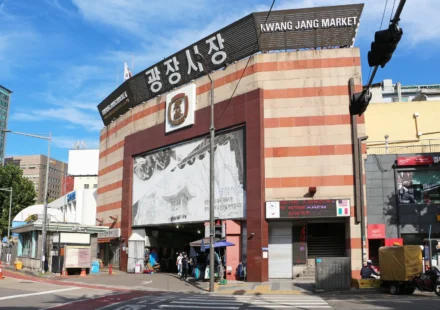 Korean traditional market shopping — Gwangjang Market scene