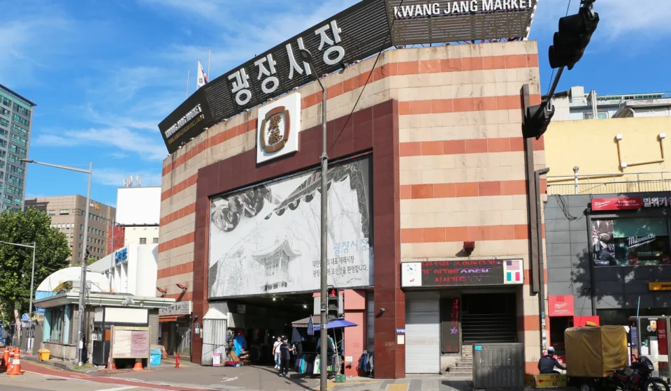 Korean traditional market shopping — Gwangjang Market scene